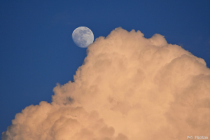 積乱雲と月